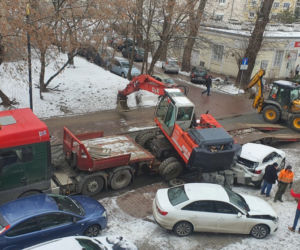 Koparka przewróciła się na 3 samochody