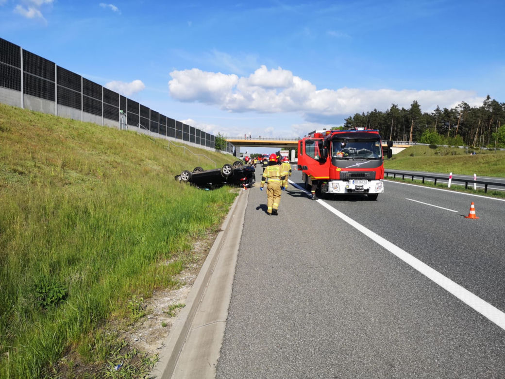 Kierowca mercedesa usnął i uderzył w hondę. Samochód dachował, w środku była kobieta z dzieckiem