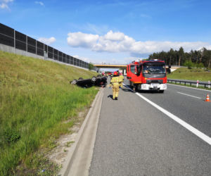 Kierowca mercedesa usnął i uderzył w hondę. Samochód dachował, w środku była kobieta z dzieckiem