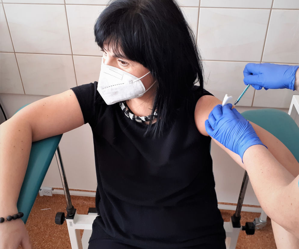 Pierwsi nauczyciele zaszczepieni. Nie wszędzie szczepionka dotarła na czas [AUDIO]