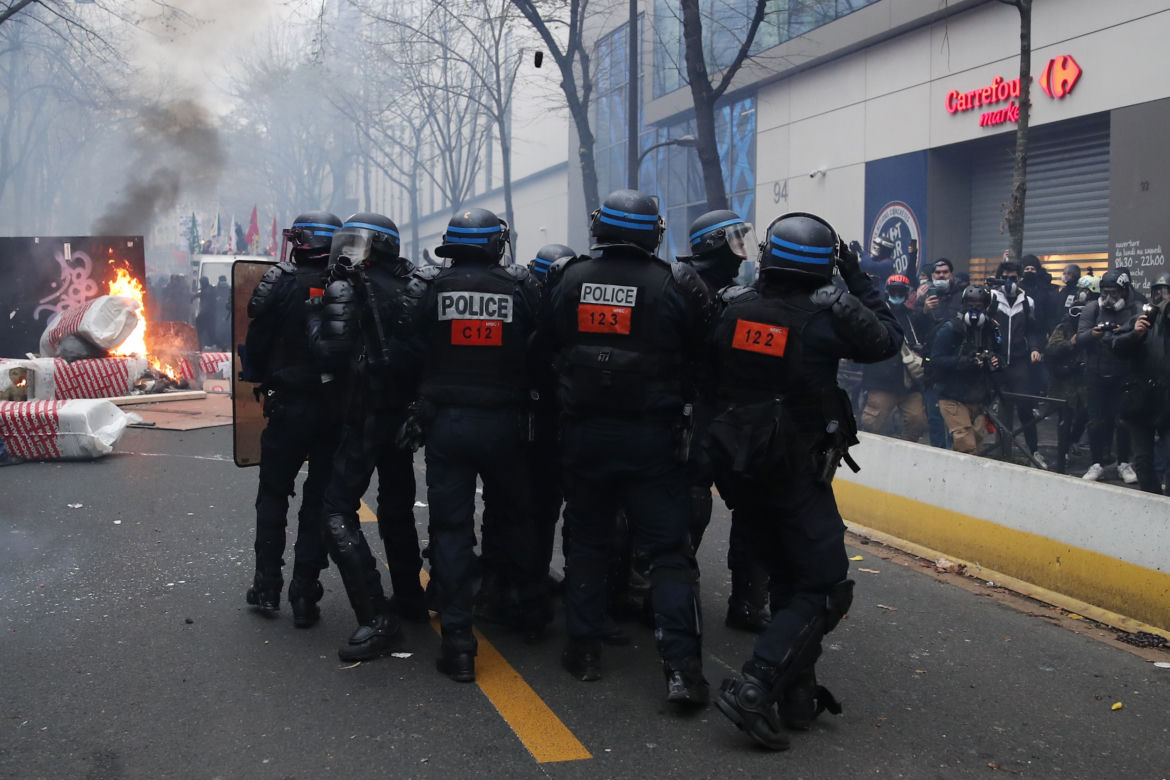 Francja płonie! Wielki atak na policję, dziesiątki rannych