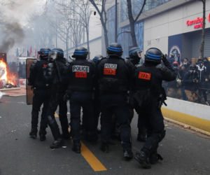 Francja płonie! Wielki atak na policję, dziesiątki rannych