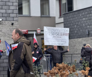 Grzegorz Braun w końcu stanie przed sądem! Tłum zwolenników i duże siły policji 