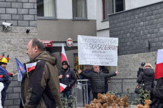 Grzegorz Braun w końcu stanie przed sądem! Tłum zwolenników i duże siły policji 