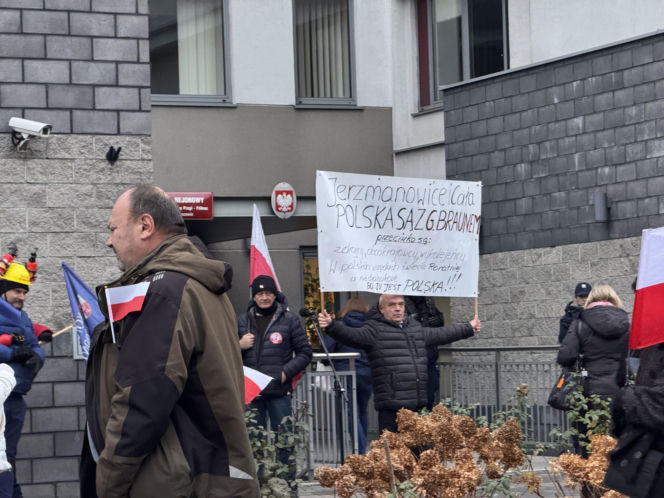 Ulice obstawione radiowozami, policjanci na ulicach. Co się dzieje w Warszawie?