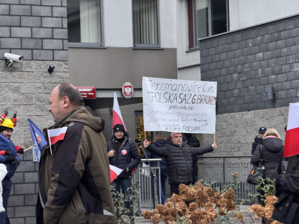 Grzegorz Braun w końcu stanie przed sądem! Tłum zwolenników i duże siły policji 