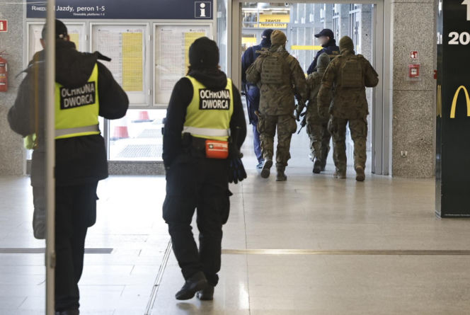 Warszawa. Wojsko na stacjach kolejowych