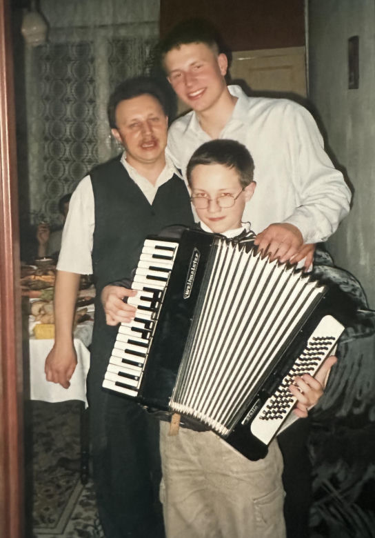 Tak w dzieciństwie wyglądał Kuba Urbański z zespołu Playboys! Nie uwierzysz, jak się zmienił