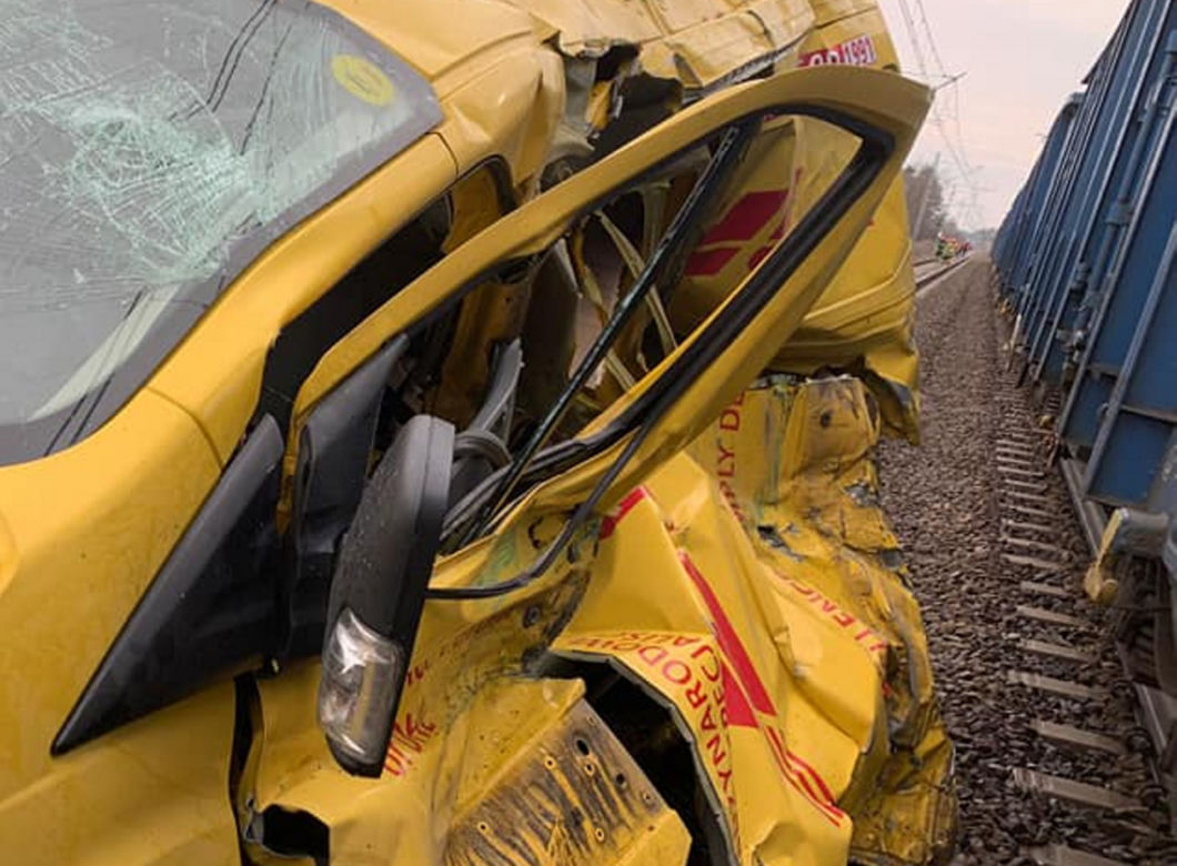 Koszmarny wypadek na przejeździe kolejowym! Kurier DHL wjechał prosto pod pociąg [ZDJĘCIA]