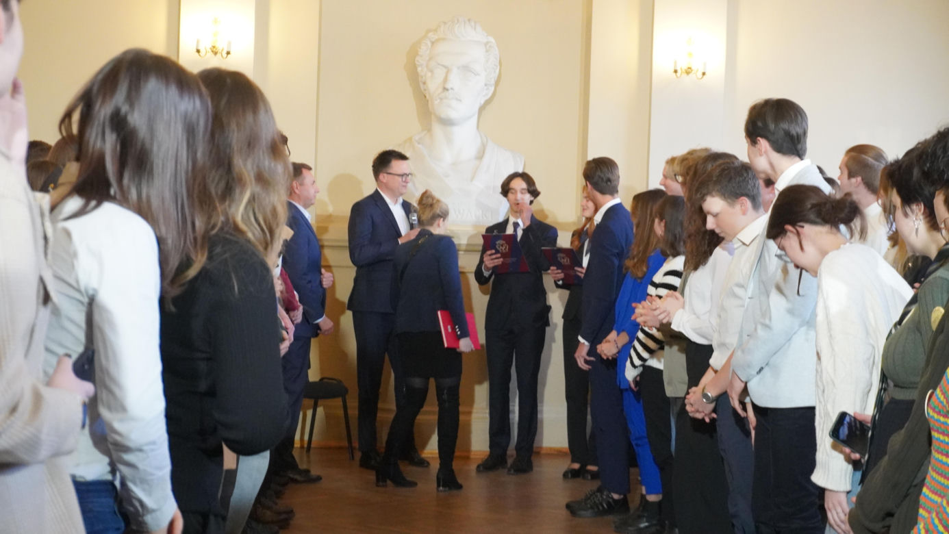 Marszałek Szymon Hołownia przeprowadził lekcję obywatelską w V LO w Krakowie