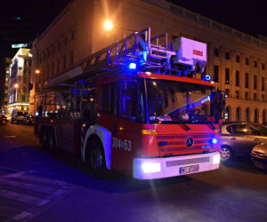Mężczyzna wypadł z okna i spadł na innego mężczyznę
