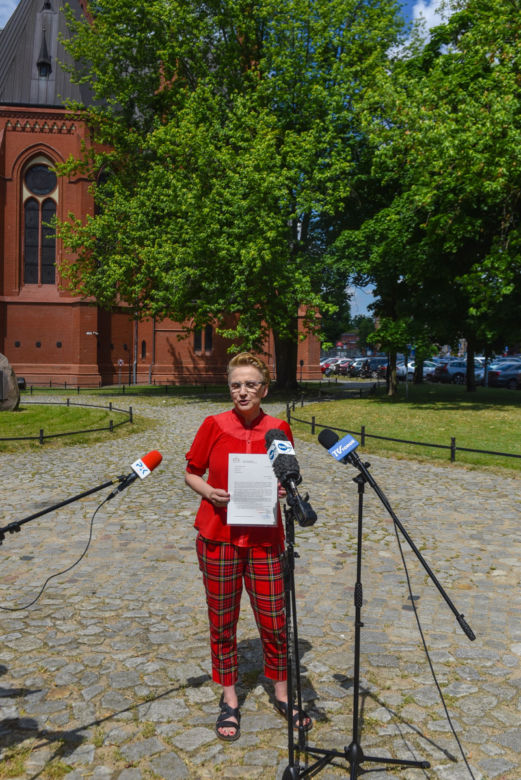 Joanna Scheuring-Wielgus pyta w Toruniu o dofinansowania dla księdza oskarżonego o pedofilię