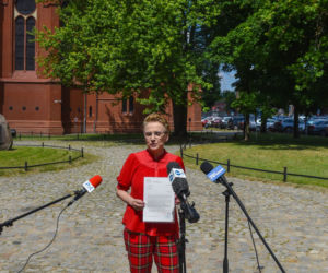 Joanna Scheuring-Wielgus pyta w Toruniu o dofinansowania dla księdza oskarżonego o pedofilię