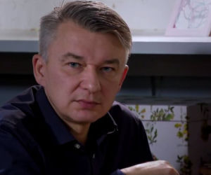 Barwy szczęścia, odc. 2067. Artur Chowański (Jacek Rozenek) zaatakuje gościa Feel Good