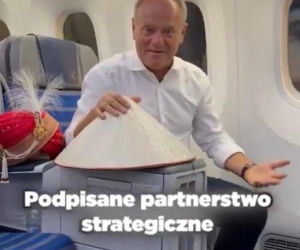 Donald Tusk śmieje się z Tuska tańczącego w turbanie!