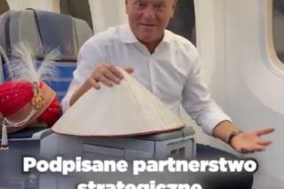 Donald Tusk śmieje się z Tuska tańczącego w turbanie!