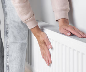 Grzejnik w mieszkaniu nie grzeje – co zrobić i gdzie zgłosić problem? 