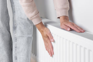 Grzejnik nie grzeje – co zrobić i gdzie zgłosić problem? Jakie mogą być tego przyczyny? 