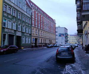 Pierwsze ekipy pojawią się na ul. Emilii Plater jeszcze w tym tygodniu. To początek długo wyczekiwanej przebudowy jednej z ważniejszych ulic w tej części miasta. Na razie jednak kierowcy mogą odetchnąć – wstępne prace nie spowodują żadnych zmian w ruchu.