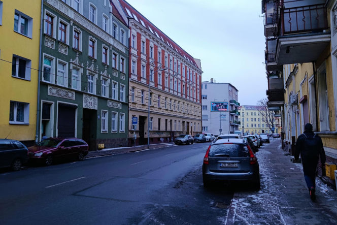 Pierwsze ekipy pojawią się na ul. Emilii Plater jeszcze w tym tygodniu. To początek długo wyczekiwanej przebudowy jednej z ważniejszych ulic w tej części miasta. Na razie jednak kierowcy mogą odetchnąć – wstępne prace nie spowodują żadnych zmian w ruchu.