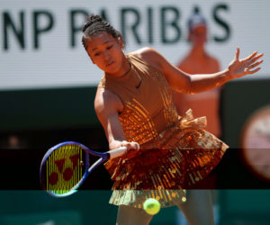Naomi Osaka szokuje strojem na Roland Garros