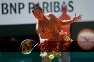 Naomi Osaka szokuje strojem na Roland Garros
