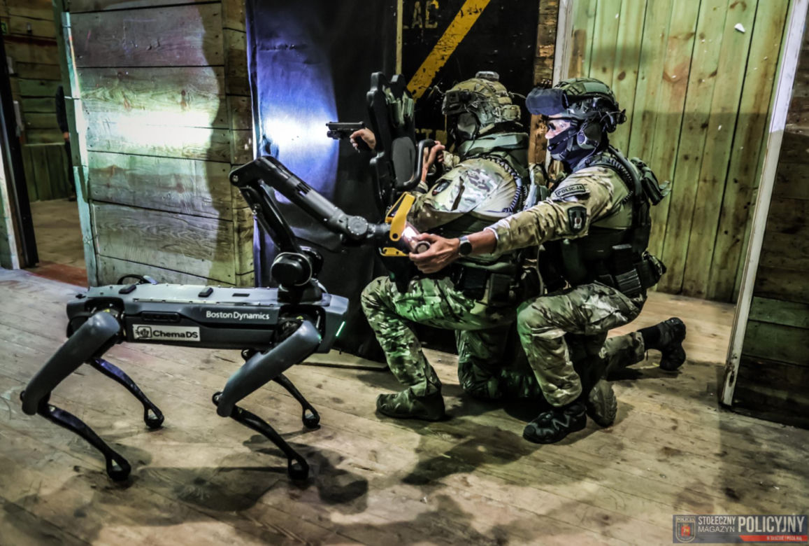 Robopies odwiedził i ćwiczył z warszawskimi policjantami