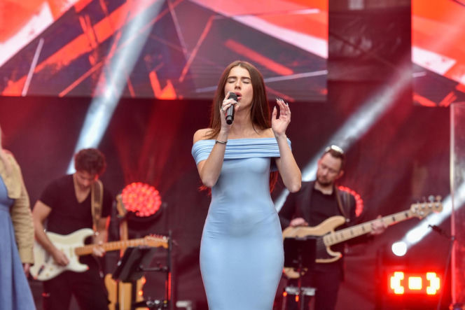 Roxie Węgiel w odważnej stylizacji ruszyła na podbój chrześcijańskiego festiwalu. Co za kreacja!