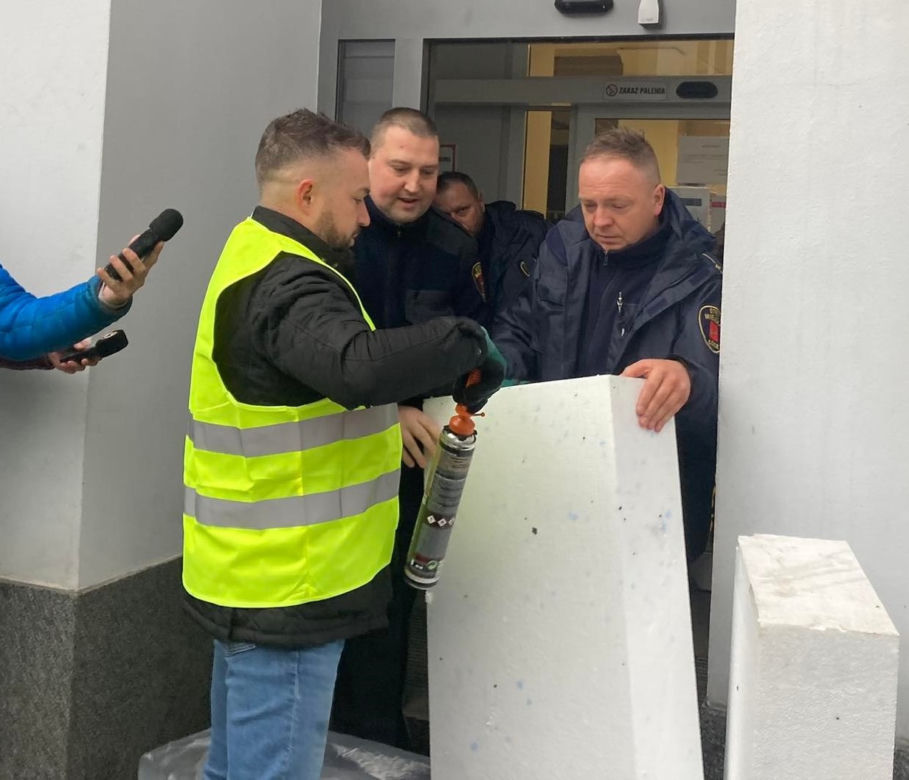 Radny próbował zamurować wejście do Urzędu Miasta Łodzi