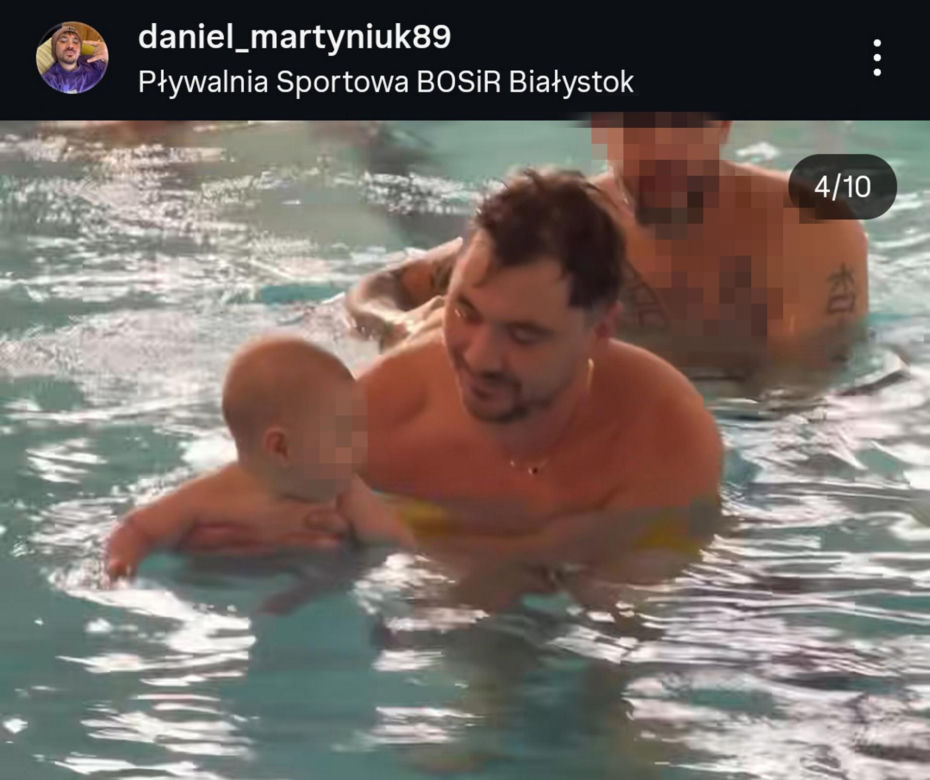 Daniel Martyniuk uczy syna pływać