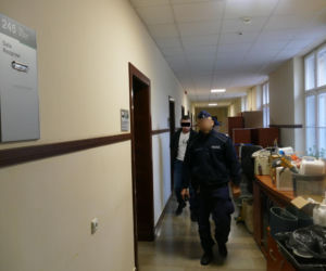 Wypchnął Olę z okna, bo nie chciała do niego wrócić. Drzewa uratowały jej życie