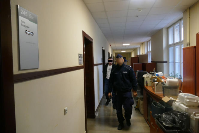 Wypchnął Olę z okna, bo nie chciała do niego wrócić. Drzewa uratowały jej życie