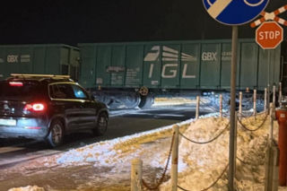 Siedlce: na przejeździe kolejowym osobówka wjechała pod pociąg towarowy