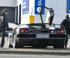 Maciej Musiał najpierw pieści auto, potem dziewczynę