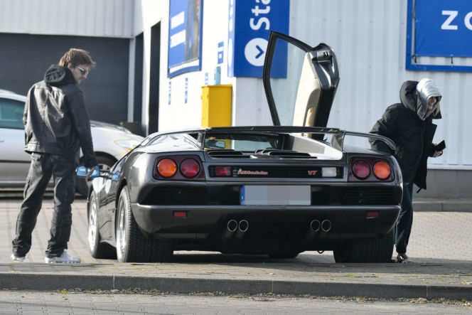 Maciej Musiał najpierw pieści auto, potem dziewczynę