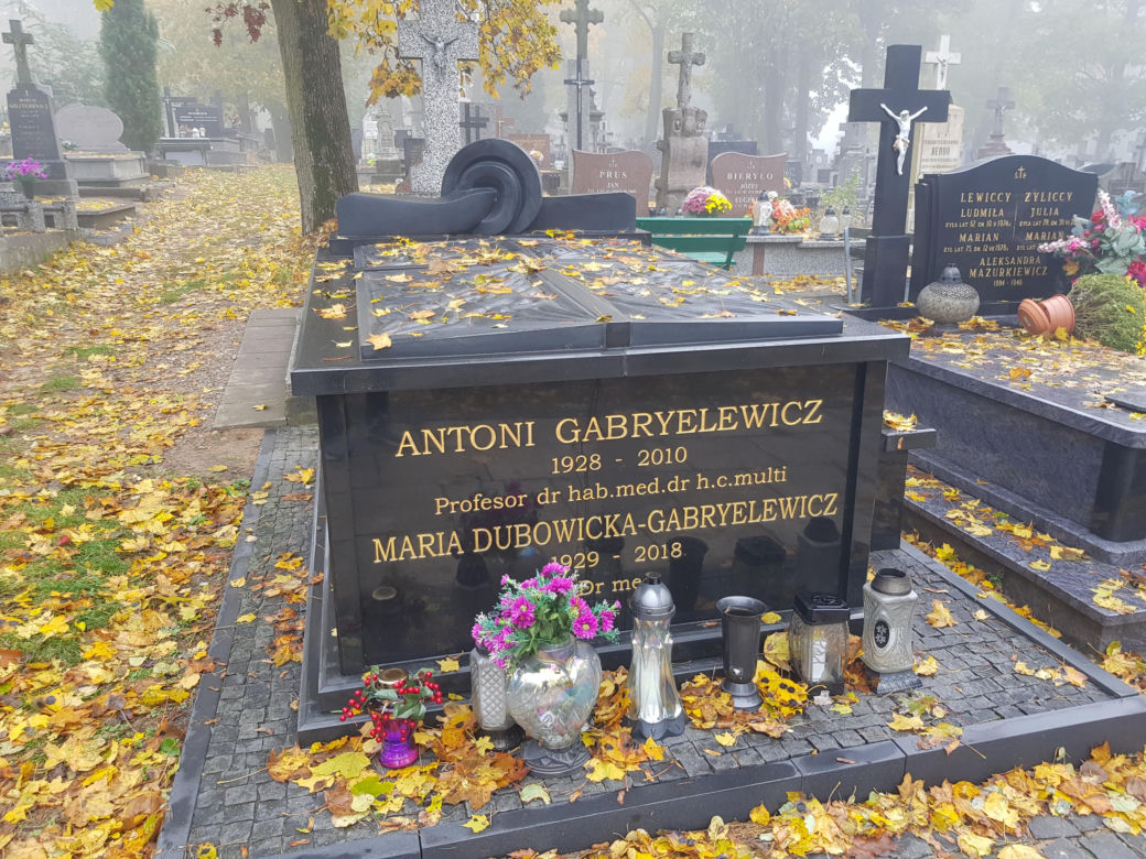 Zrobiliśmy spacer po białostockich nekropoliach. Sprawdź w jakim stanie są nagrobki historycznych postaci [ZDJĘCIA]