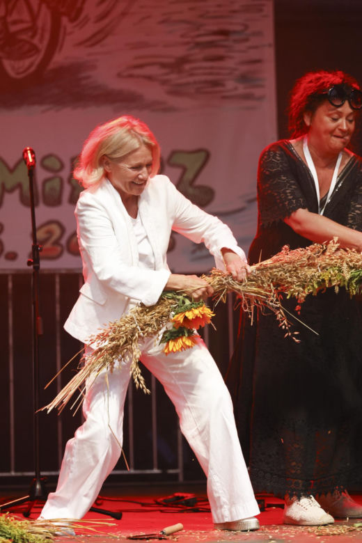 Cała na biało Maria Pakulnis szaleje z sierpem w Lubomierzu. Renata Dancewicz tym razem na spokojnie