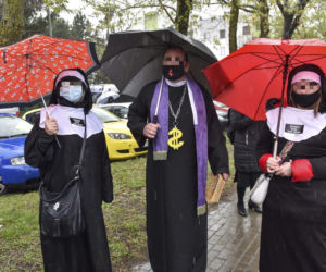 Urodziny Ojca Rydzyka zorganizowane przez środowiska feministyczne