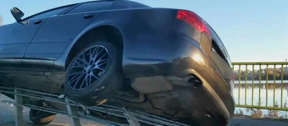 Przesadził z prędkością, Audi zawisło na linach mostu w Iławie