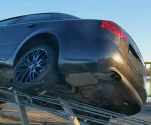 Przesadził z prędkością. Audi zawisło na linach mostu w Iławie