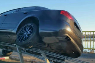 Przesadził z prędkością. Audi zawisło na linach mostu w Iławie