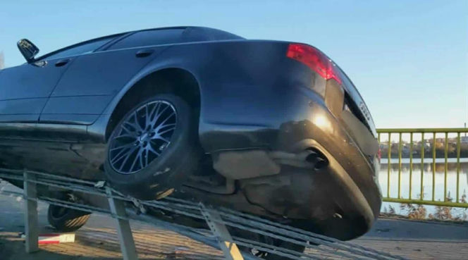 Przesadził z prędkością, Audi zawisło na linach mostu w Iławie