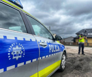 Pościg za 40-latkiem. Audi skasowało ogrodzenie posesji 