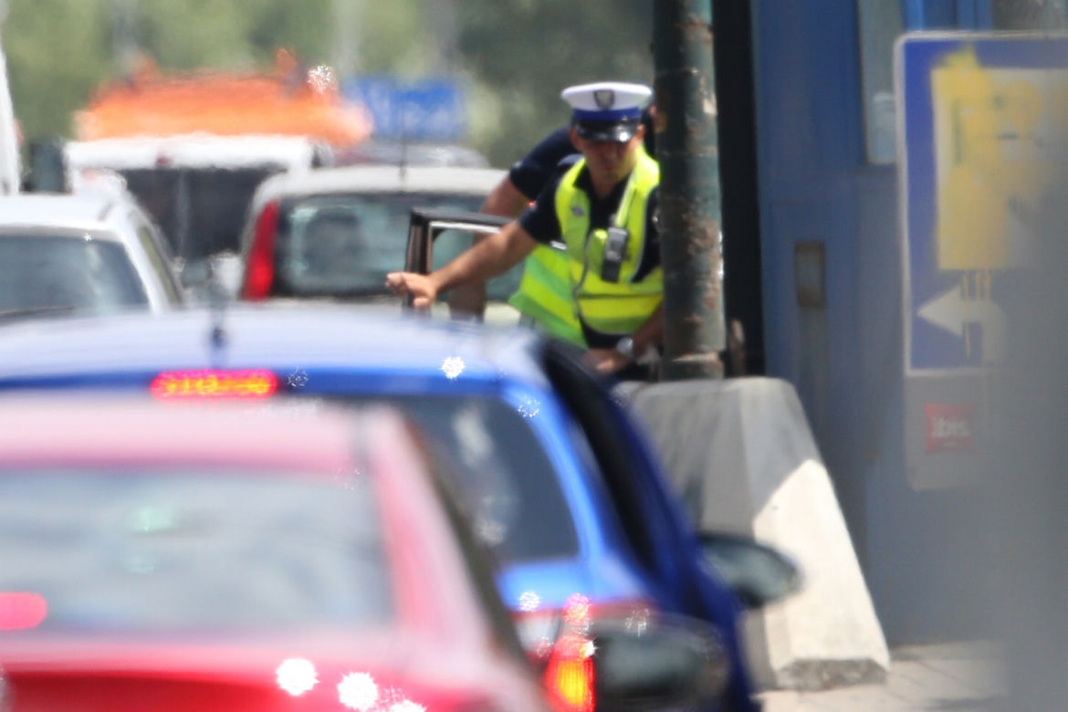 Policjanci kryją się za windą