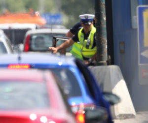 Policjanci kryją się za windą