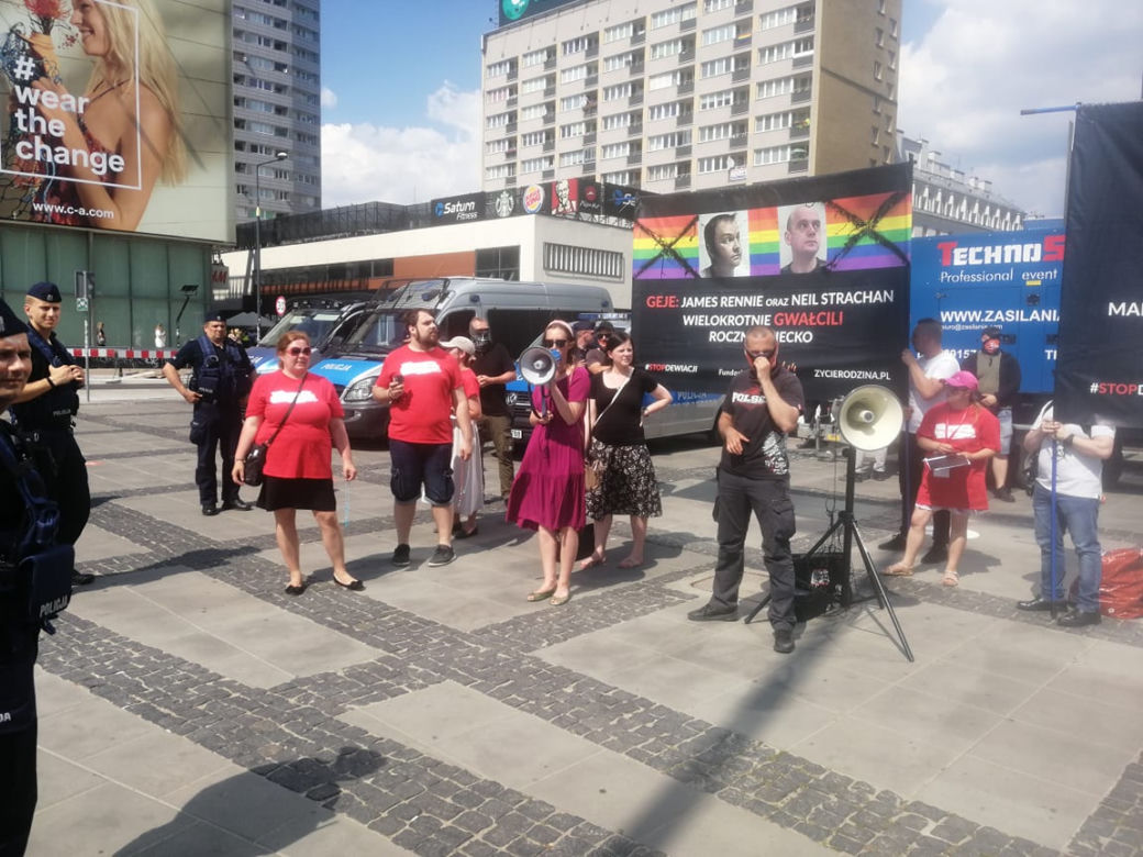 Parada Równości 2021 w Warszawie: kontrmanifestacja przy Rotundzie