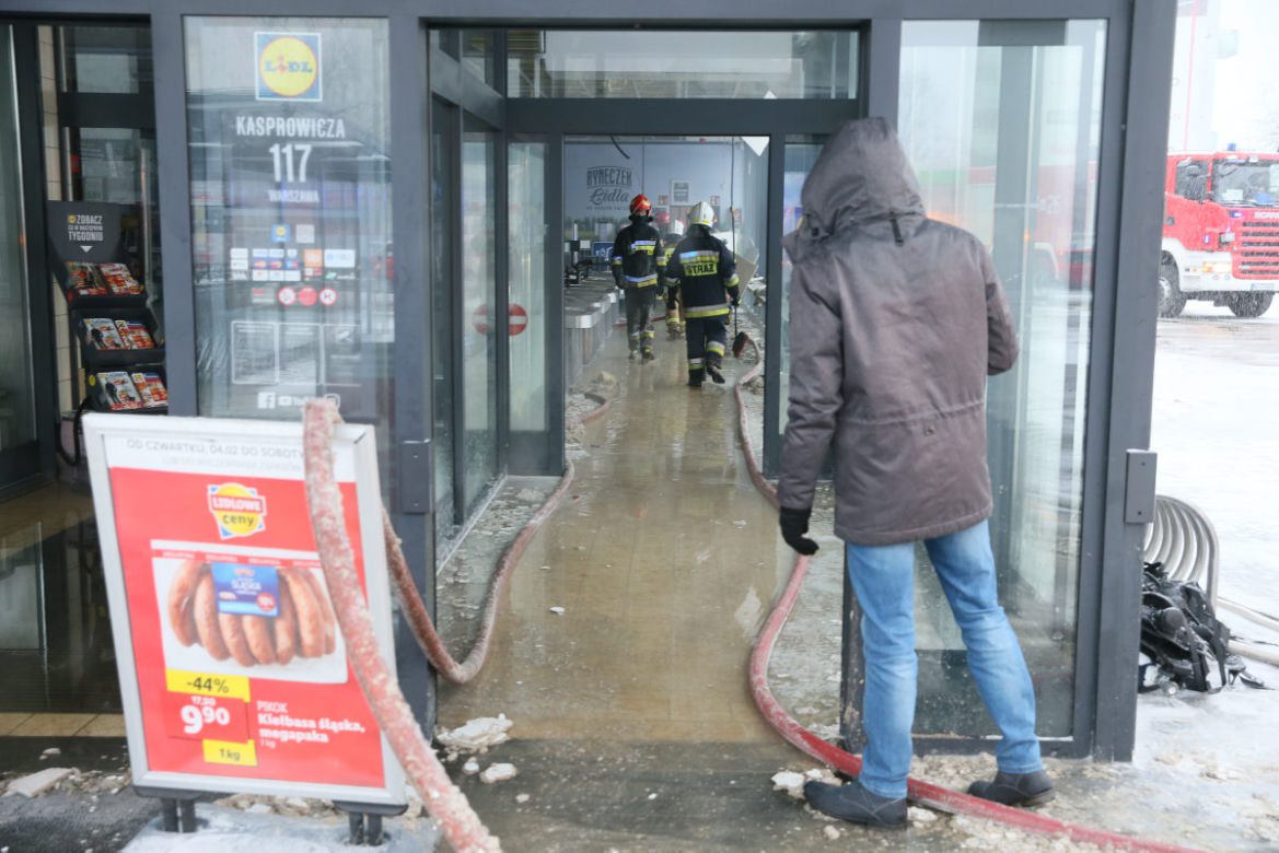 Pożar Lidla na Bielanach. 20 jednostek straży na miejscu.