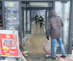 Pożar Lidla na Bielanach. 20 jednostek straży na miejscu.