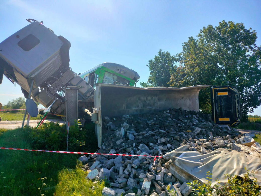 Szynobus uderzył w ciężarówkę