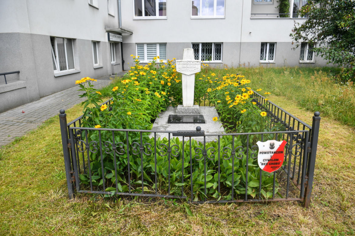 Grób nieznanego powstańca na ulicy Cieszkowskiego 
